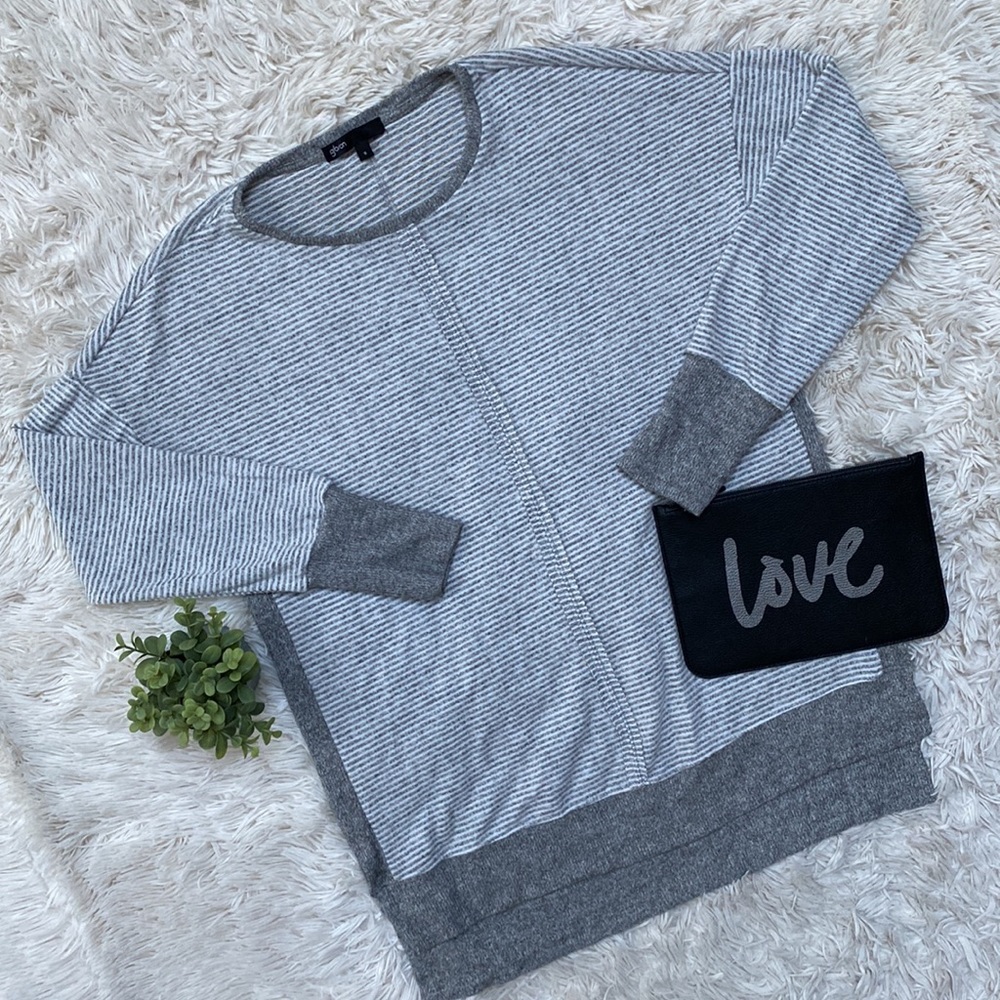 Gibson Tunic Lightweight Sweater 💗 Gray & White
